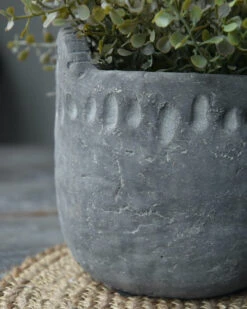Vintage Grijze Pot Met Reliëf En Oortjes Groot, Brynxz -Mode-Woondecoratiewinkel vintage grijze pot met relief en oortjes groot brynxz 5