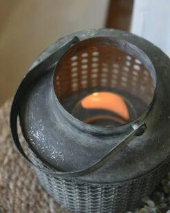 Windlicht Met Hengsel Van Metaal Met Geweven Gaatjes Patroon -Mode-Woondecoratiewinkel windlicht met hengsel van metaal met geweven gaatjes patroon 2