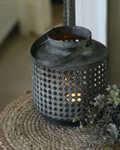 Windlicht Met Hengsel Van Metaal Met Geweven Gaatjes Patroon