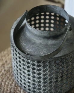 Windlicht Met Hengsel Van Metaal Met Geweven Gaatjes Patroon -Mode-Woondecoratiewinkel windlicht met hengsel van metaal met geweven gaatjes patroon 4