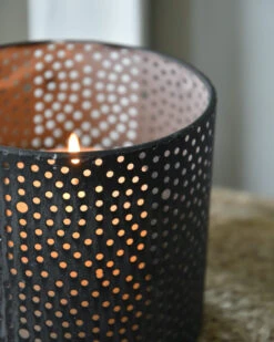 Windlicht Van Metaal Met Ronde Gaatjes Cirkel Patroon 4 Windlicht Van Metaal Met Ronde Gaatjes Cirkel Patroon -Mode-Woondecoratiewinkel windlicht van metaal met ronde gaatjes cirkel patroon 2