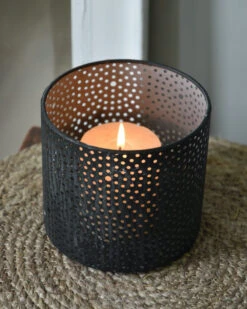 Windlicht Van Metaal Met Ronde Gaatjes Cirkel Patroon 6 Windlicht Van Metaal Met Ronde Gaatjes Cirkel Patroon -Mode-Woondecoratiewinkel windlicht van metaal met ronde gaatjes cirkel patroon 4