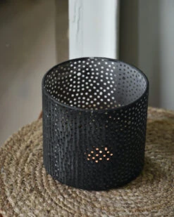 Windlicht Van Metaal Met Ronde Gaatjes Cirkel Patroon 8 Windlicht Van Metaal Met Ronde Gaatjes Cirkel Patroon -Mode-Woondecoratiewinkel windlicht van metaal met ronde gaatjes cirkel patroon 6