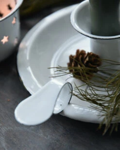 Wit Emaille Kandelaar Met Oor, IB Laursen -Mode-Woondecoratiewinkel wit emaille kandelaar met oor ib laursen 3