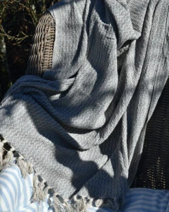 Woonkleed Sprei In Gebroken Wit Met Zacht Blauw/grijs, IB Laursen -Mode-Woondecoratiewinkel woonkleed sprei in gebroken wit met zacht blauwgrijs ib laursen 1