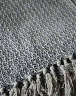 Woonkleed Sprei In Gebroken Wit Met Zacht Blauw/grijs, IB Laursen -Mode-Woondecoratiewinkel woonkleed sprei in gebroken wit met zacht blauwgrijs ib laursen 2