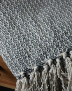 Woonkleed Sprei In Gebroken Wit Met Zacht Blauw/grijs, IB Laursen -Mode-Woondecoratiewinkel woonkleed sprei in gebroken wit met zacht blauwgrijs ib laursen 4