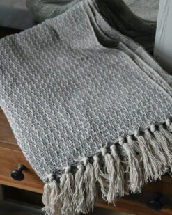 Woonkleed Sprei In Gebroken Wit Met Zacht Blauw/grijs, IB Laursen -Mode-Woondecoratiewinkel woonkleed sprei in gebroken wit met zacht blauwgrijs ib laursen 5