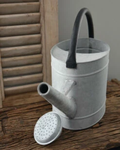 Zinken Gieter Met Zwart Handvat, IB Laursen 6 Zinken Gieter Met Zwart Handvat, IB Laursen -Mode-Woondecoratiewinkel zinken gieter met zwart handvat ib laursen 4