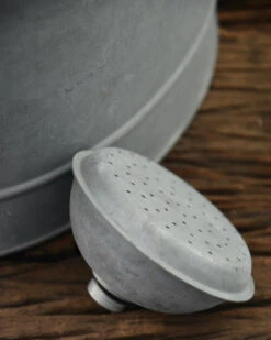 Zinken Gieter Met Zwart Handvat, IB Laursen 8 Zinken Gieter Met Zwart Handvat, IB Laursen -Mode-Woondecoratiewinkel zinken gieter met zwart handvat ib laursen 6