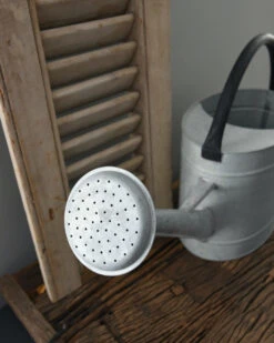 Zinken Gieter Met Zwart Handvat, IB Laursen 9 Zinken Gieter Met Zwart Handvat, IB Laursen -Mode-Woondecoratiewinkel zinken gieter met zwart handvat ib laursen 7