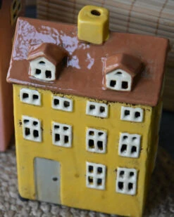 Zonnig Geel Theelicht Pakhuis Met Dakkapellen Nyhavn, IB Laursen -Mode-Woondecoratiewinkel zonnig geel theelicht pakhuis met dakkapellen nyhavn ib laursen 4