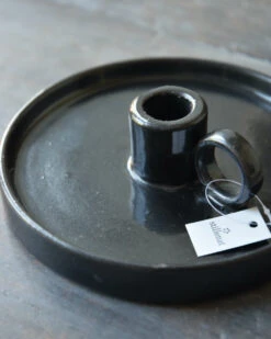 Zwarte Aardewerk Kandelaar Met Oor, IB Laursen -Mode-Woondecoratiewinkel zwarte aardewerk kandelaar met oor ib laursen 4