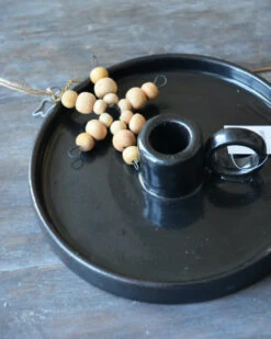 Zwarte Aardewerk Kandelaar Met Oor, IB Laursen -Mode-Woondecoratiewinkel zwarte aardewerk kandelaar met oor ib laursen 7