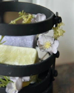 Zwarte Metalen Houder Met Amber Blokjes Lavendel En Jasmijn -Mode-Woondecoratiewinkel zwarte metalen houder met amber blokjes lavendel en jasmijn 2