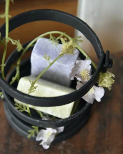 Zwarte Metalen Houder Met Amber Blokjes Lavendel En Jasmijn -Mode-Woondecoratiewinkel zwarte metalen houder met amber blokjes lavendel en jasmijn 3