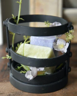 Zwarte Metalen Houder Met Amber Blokjes Lavendel En Jasmijn -Mode-Woondecoratiewinkel zwarte metalen houder met amber blokjes lavendel en jasmijn 4