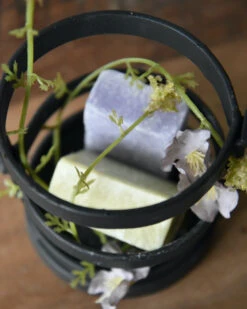 Zwarte Metalen Houder Met Amber Blokjes Lavendel En Jasmijn -Mode-Woondecoratiewinkel zwarte metalen houder met amber blokjes lavendel en jasmijn 5