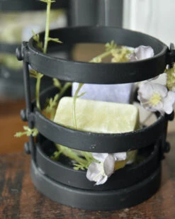 Zwarte Metalen Houder Met Amber Blokjes Lavendel En Jasmijn -Mode-Woondecoratiewinkel zwarte metalen houder met amber blokjes lavendel en jasmijn 6